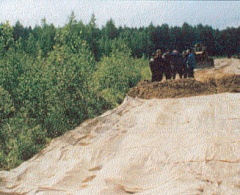 Конструкции проезда с силовой мембраной (СМ) в основании песчаной насыпи и с силовым полотнищем (СП) по однорядному лежневому настилу